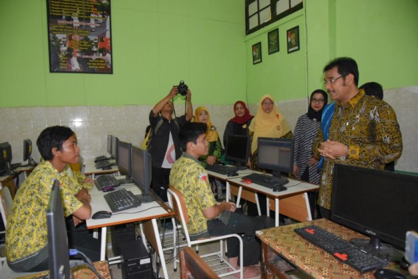 623. Komisi X Apresiasi Kesiapan Siswa SMP Kota Surabaya Hadapi UNBK.JPG